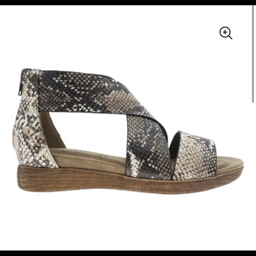NWOT Pierre Dumas snake skin sandals